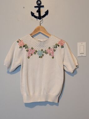 Vintage White Floral-Embroidered Women’s Short-Sleeve Sweater